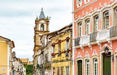 Bahia 'nın Salvador kentindeki tarihi Pelourinho bölgesinde eski evler ve kilise kulesi zamanla kötüleşti.