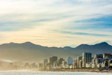 Gün batımında Rio de Janeiro 'da Ipanema sahilindeki yerleşim yerleri.