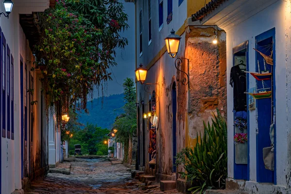Rio de Janeiro eyaletinin Paraty şehrindeki Bukolik caddesinde sömürge tarzı evleri ve alacakaranlıkta kaldırım taşları var..