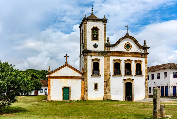 Antigua Iglesia Histórica Rodeada Casas Coloniales Famosa Bucólica Ciudad Paraty —  Fotos de Stock
