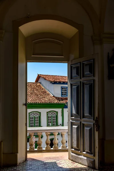 Античные Колониальные Дома Видны Через Дверь Исторической Церкви Городе Диамантина — стоковое фото