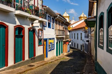 Minas Gerais 'in tarihi kenti Ouro Preto' da eski sömürge tarzı evleri ve güneşli kaldırım taşları olan Bukolik bir cadde.