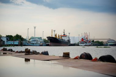 Dünya çapında lojistik taşımacılığındaki deniz taşımacılıklarında konteynır hizmetlerini yüklemek ve boşaltmak için limanda bulunan konteyner gemisi.