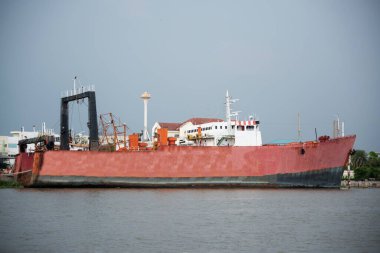 Dünya çapında lojistik taşımacılığındaki deniz taşımacılıklarında konteynır hizmetlerini yüklemek ve boşaltmak için limanda bulunan konteyner gemisi.