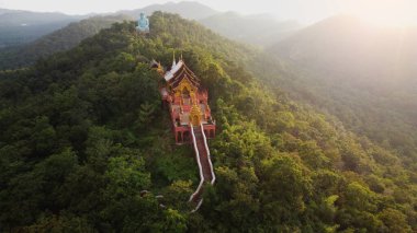 Wat Phra Doi Phra Chan 'ın Mae Tha, Lampang' daki Doi Phra Chan dağının tepesinde olduğunu söylüyor.