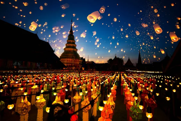 Flera Rger Lanna Lampa Wat Phra Att Hariphunchai Tempel Lamphun — Stockfoto