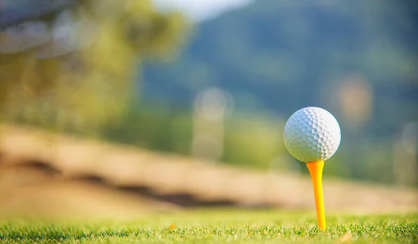 Abordagem Bola Golfe Para Tee Verde Para Swing Golf Dia — Fotografia de Stock
