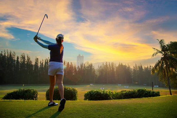 Golfer Γυναίκα Παίζει Γκολφ Άνθρωποι Ταλάντευση Και Χτύπημα Γήπεδο Γκολφ — Φωτογραφία Αρχείου