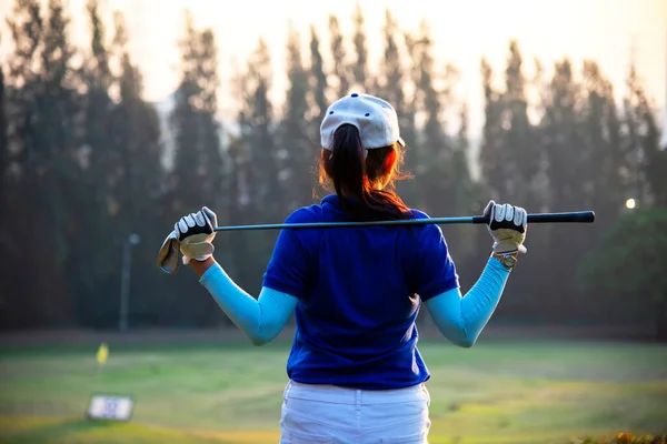 日当たりの良い夕方の日没の時間にゴルフクラブでゴルフをしている女性 スペースをコピー ライフスタイルコンセプト — ストック写真