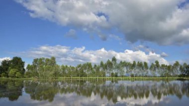 Mavi gökyüzü beyaz bulutlar kabarık beyaz bulutlar. Mavi gökyüzü zaman aşımı. Doğa mavi gökyüzü. Beyaz bulutlar. Bulut zamanı hızlandırılmış doğa arkaplanı