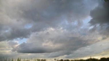 Mavi gökyüzü beyaz bulutlar kabarık beyaz bulutlar. Mavi gökyüzü zaman aşımı. Doğa mavi gökyüzü. Beyaz bulutlar. Bulut zamanı hızlandırılmış doğa arkaplanı
