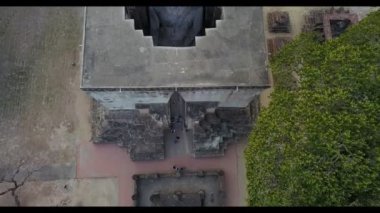 Tayland 'daki Sukhothai tarihi parkında isimsiz hava manzaralı Büyük Buda. Wat Si Chum, Sukhothai Tarihi Parkı 'ndaki en önemli ve etkileyici tapınaktır.