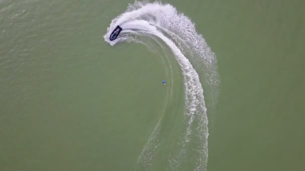 Der Junge Mann Genießt Das Leben Während Jet Ski Fährt — Stockvideo