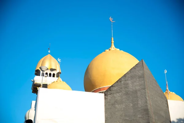 Cúpula Mesquita Muçulmana Fundo Céu Azul Uso Ideal Como Backgroun — Fotografia de Stock
