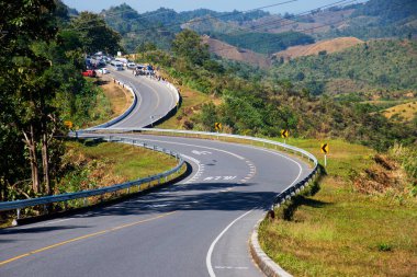 3 numaralı yol ya da Root üzerinde dağların tepesindeki yeşil ormanlı yol - Bo Kluea Bölgesi, Nan Bölgesi, Tayland.
