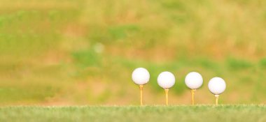Akşam golf sahası içinde tee Golf topu