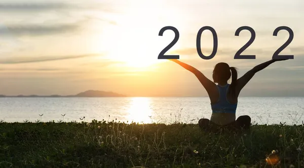 Καλή Χρονιά 2022 Σιλουέτα Του Κοριτσιού Στο Γρασίδι Όμορφο Ηλιοβασίλεμα — Φωτογραφία Αρχείου