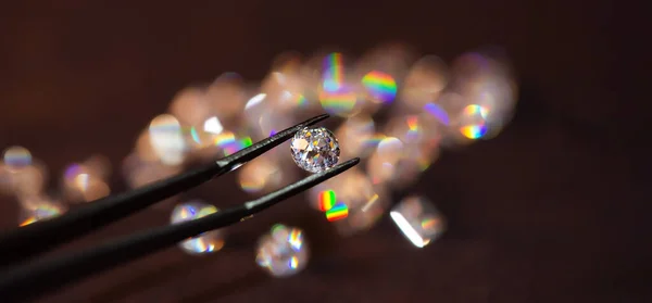 Diamond Щипцями Magnifier Reflections Землі Блискучий Діамант Утримуваний Твіт Gemstone — стокове фото
