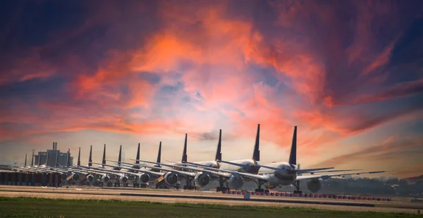 Flugzeugparken Bei Sonnenuntergang Flughafen Suvarnabhumi Bangkok Thailand — Stockfoto