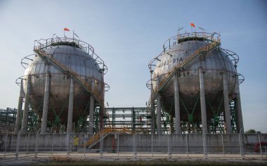 Petrol rafinerisi sanayi, petrol rafinerisi, petrol rafinerisi ekipmanları, petrol rafinerisi fabrikasının endüstriyel boru hatlarının kapatılması, petrol boru hattının büyük petrol rafinerilerindeki kapakçıkları.