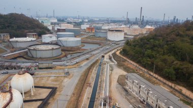 Petrol rafinerisi endüstrisinin peyzajı petrol depolama tankı rafinerisi ve modern kimyasal üretimde güvenlik vanası. 