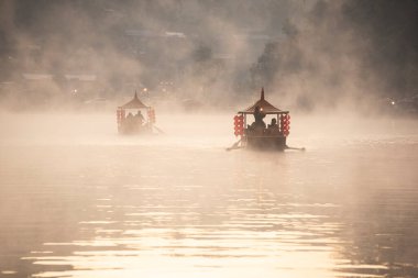 Ban Rak Thai köyü Mae Hong Son, Tayland 'da dağlarla çevrilidir..