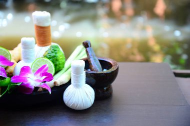 Tayland spa masajı. Spa tedavisi kozmetik güzellik. Rahatlamak için mumları olan vücut bakımı için aromaterapi. Aroma ve tuz fırçası, sağlıklı yaşam tarzına hazır.