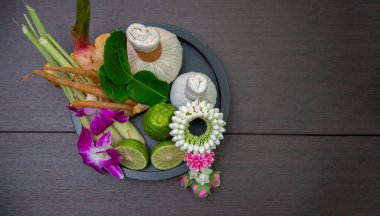 Tayland spa masajı. Spa tedavisi kozmetik güzellik. Rahatlamak için mumları olan vücut bakımı için aromaterapi. Aroma ve tuz fırçası, sağlıklı yaşam tarzına hazır.