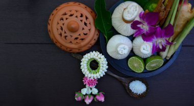 Tayland spa masajı. Spa tedavisi kozmetik güzellik. Rahatlamak için mumları olan vücut bakımı için aromaterapi. Aroma ve tuz fırçası, sağlıklı yaşam tarzına hazır.