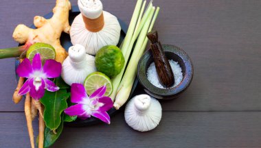 Tayland spa masajı. Spa tedavisi kozmetik güzellik. Rahatlamak için mumları olan vücut bakımı için aromaterapi. Aroma ve tuz fırçası, sağlıklı yaşam tarzına hazır.