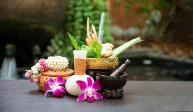 Tayland spa masajı. Spa tedavisi kozmetik güzellik. Rahatlamak için mumları olan vücut bakımı için aromaterapi. Aroma ve tuz fırçası, sağlıklı yaşam tarzına hazır.