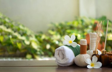 Tayland spa masajı. Spa tedavisi kozmetik güzellik. Rahatlamak için mumları olan vücut bakımı için aromaterapi. Aroma ve tuz fırçası, sağlıklı yaşam tarzına hazır.