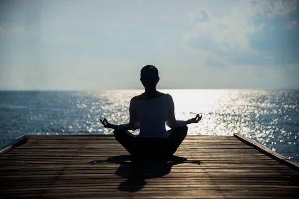 Yoga Silhouette Meditation Woman Ocean Amazing Sunset Fitness Healthy Lifestyle — Stock Photo, Image