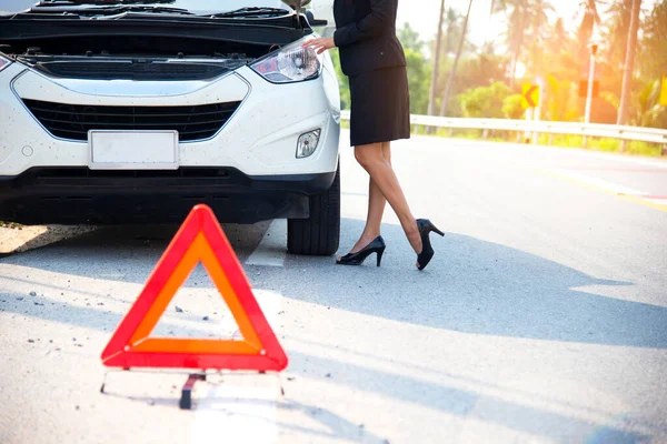 Business Woman Calling Car Insurance Assistance Broken Car Road Signs — Stock Photo, Image
