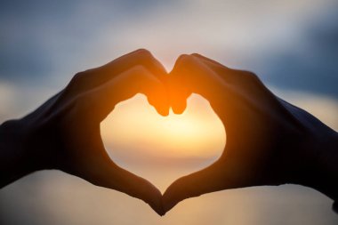 eller günbatımı arka planda denizde aşıkların