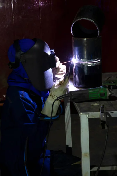 Närbild Industriarbetare Vid Fabriken Svetsning Rörsvetsning Rörledningen Konstruktion — Stockfoto