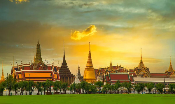 翡翠佛寺是泰国曼谷的一个旅游胜地 Wat Phra Kaew是泰国的旅游胜地和著名的地标 泰国建筑旅游景点 图库图片