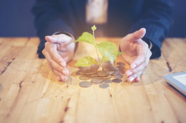 Kadınlar, gelecekte ev almak için kumbarada para tutuyor. Para biriktir. Ekonomik kavram