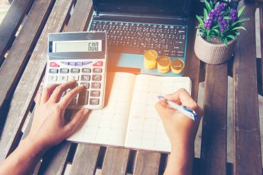 Ofiste dizüstü bilgisayar kullanan mutlu bir iş kadını. Kafede dizüstü bilgisayarda çalışan bir kadın.. 