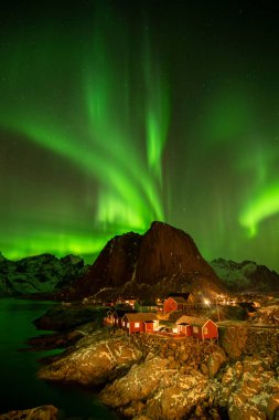 Kuzey ışıkları gece kış sezonu, Lofoten Adaları, Norveç, Europe Hamnoy Köyü üzerinden