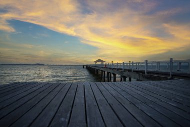Ormanlık köprü liman boyunca gündoğumu. Ahşap iskele günbatımı Phuket, Tayland arasında. Yaz, seyahat, tatil ve tatil kavramı.