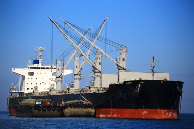 Dünya çapında lojistik taşımacılığındaki deniz taşımacılıklarında konteynır hizmetlerini yüklemek ve boşaltmak için limanda bulunan konteyner gemisi.