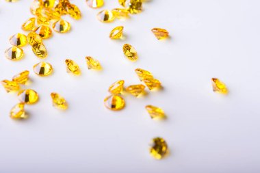 Aydınlık arkaplanda farklı kesim ve boyutlarda cilalanmış elmaslar. Gemstone Güzeli.