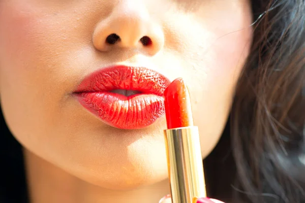 Kobieta Nakładająca Szminkę Czerwona Szminka Usta Różową Szminką Modne Kolorowe — Zdjęcie stockowe