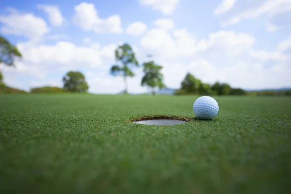 Golfbal Het Prachtige Groen Van Grasmat Golf Een Sport Spelen — Stockfoto