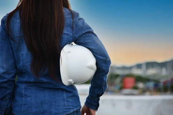 Doppelbelichtung Des Ingenieurs Mit Schutzhelm Vor Ölraffinerie Und Gasindustrie Raffinerie lizenzfreie Stockbilder