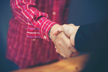 Dayanışma, insanları bir araya getirir. Toplum takım çalışması. Ruh takımının elleri dışarıda birlikte çalışıyor. İnsanlarla güçlü bir tokalaşma ya da duygu anlaşması ya da çeşitli mutlu eğitim hareketleri