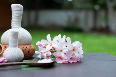 Tayland masaj spa masajı kozmetik güzellik. Rahatlamak için. Aroma ve tuz fırçası. Sağlıklı yaşam için hazırlık.