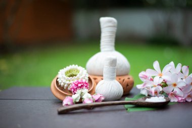 Tayland masaj spa masajı kozmetik güzellik. Rahatlamak için. Aroma ve tuz fırçası. Sağlıklı yaşam için hazırlık.