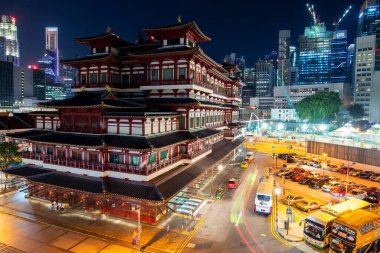 ŞARKI - 29 Temmuz 2017: Buddha Diş Tarihi Tapınağı 'nın ön kapısı, Singapur.